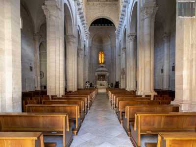 Varcando l�ingresso, ci accoglie un ambiente a croce latina...